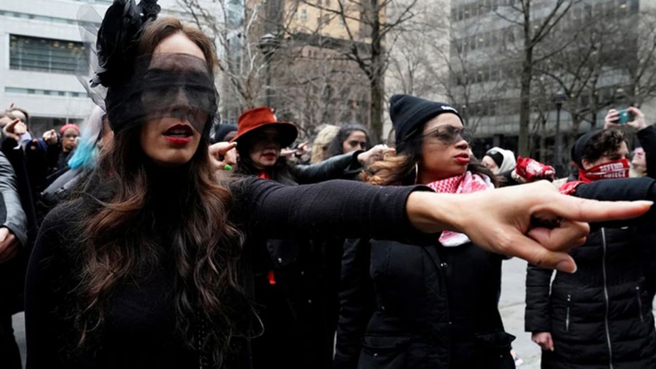 Mujeres entonan ‘Un violador en tu camino’ a Weinstein frente a Corte
