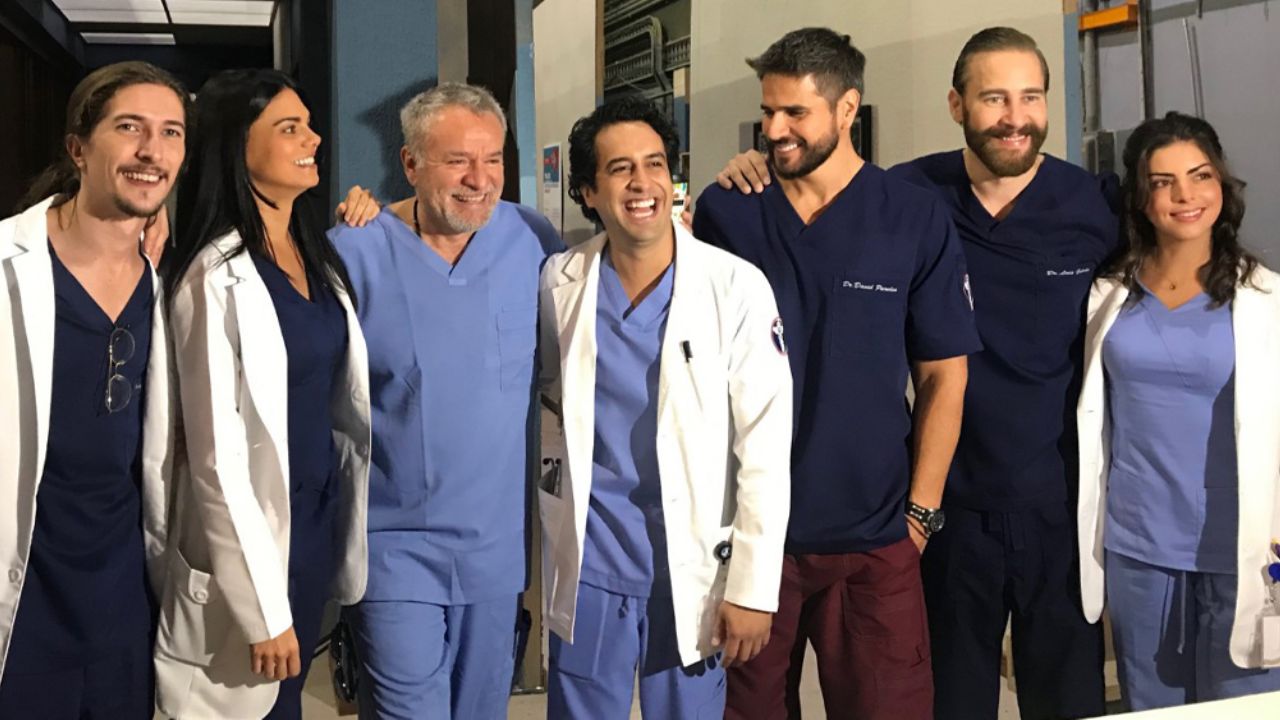Espectadores exhiben el terrible “oso” de Televisa en la telenovela ‘Médicos’