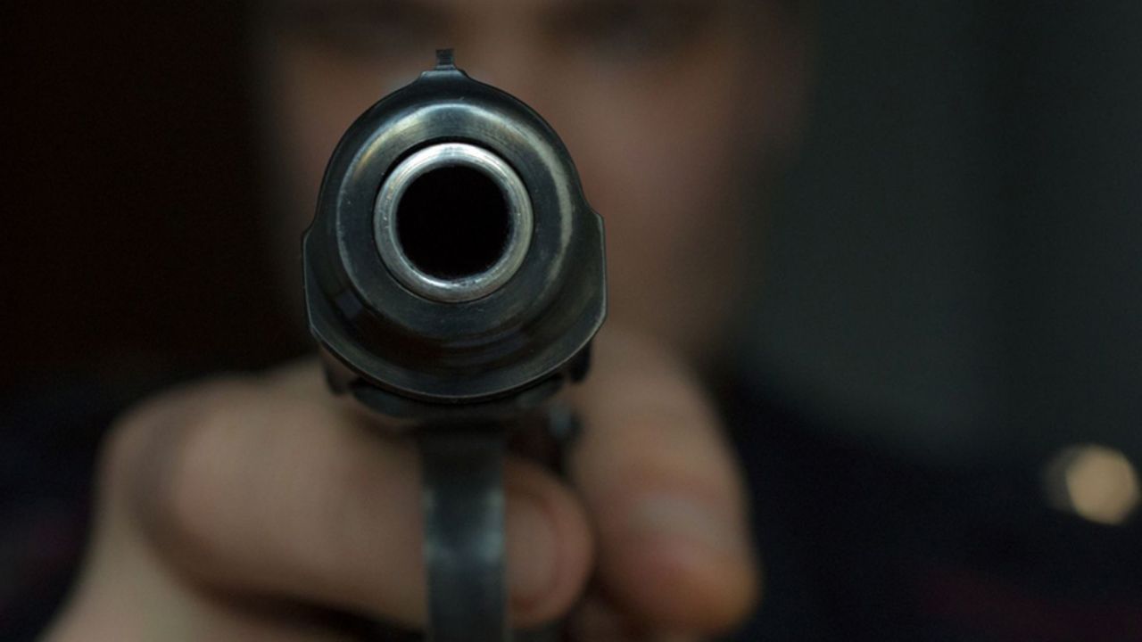 Hombre es golpeado por individuos; le disparan en el torso en Edomex