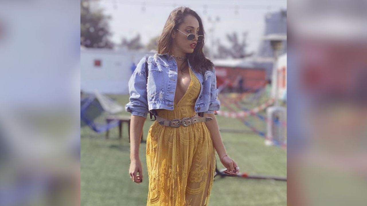 Keyla Caputo disfruta de su bebida mientra se exhibe en diminuto bikini