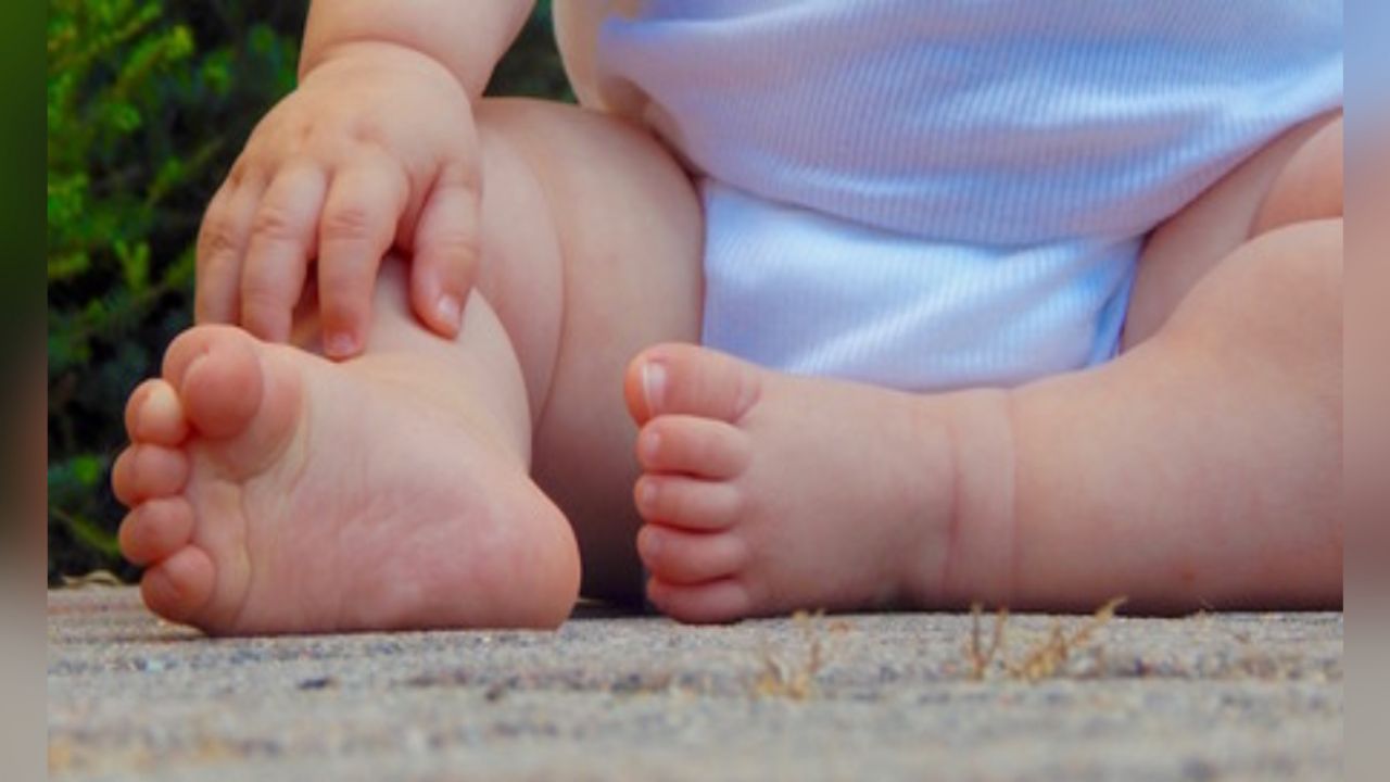 Agentes rescatan a dos bebés tras ser abandonados por sus padres