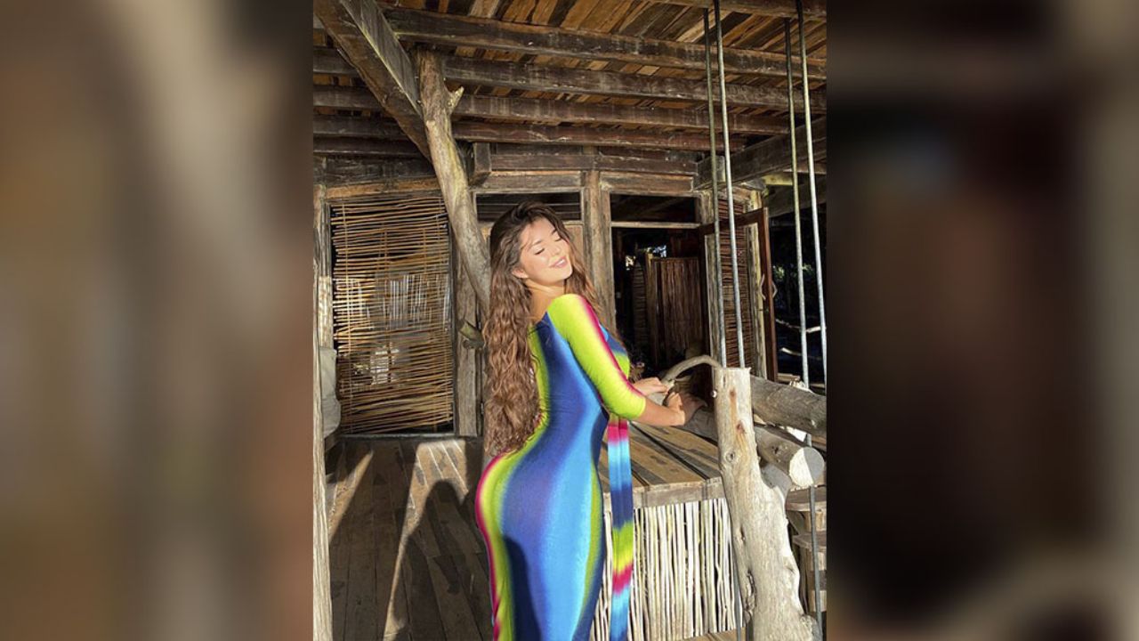 Acostada en la cama, Demi Rose infarta con sus curvas de impacto