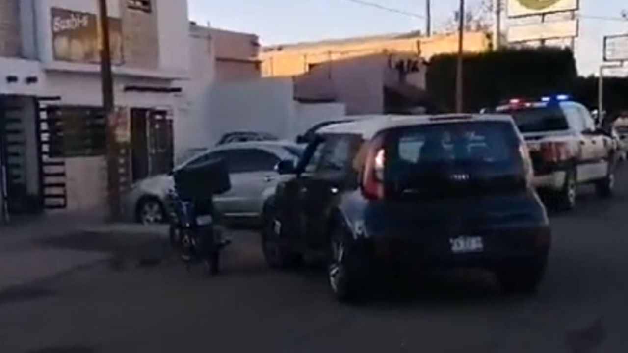 Motociclista resulta lesionado al impactarse contra una camioneta