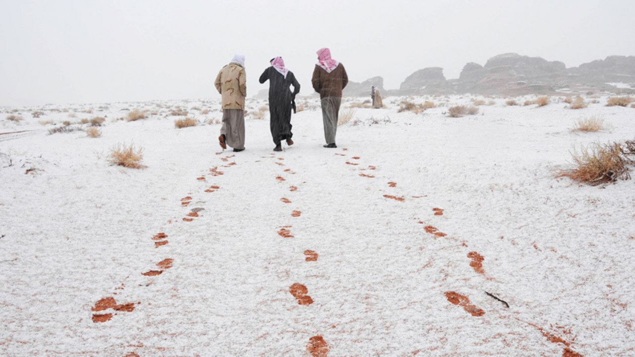 Nieve comienza a caer del cielo en Arabia Saudita y se viraliza en Internet