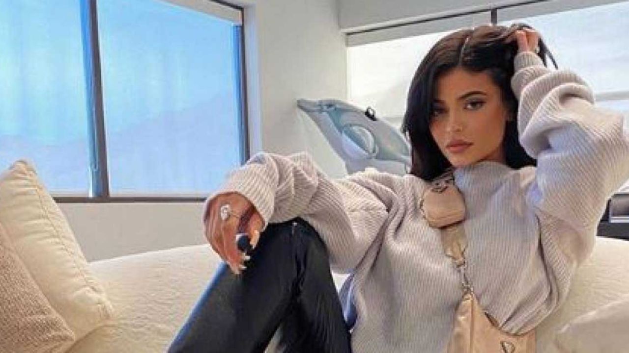 Kylie Jenner luce ajustado pantalón junto a su colección de autos de 14mdd