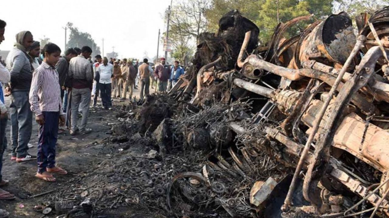 VIDEO: Infernal choque de autobús en India; van 20 muertos y 21 heridos
