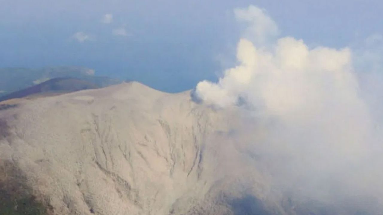 (FOTO) Alerta en Japón: Volcán Shindake ‘despierta’ y hace erupción