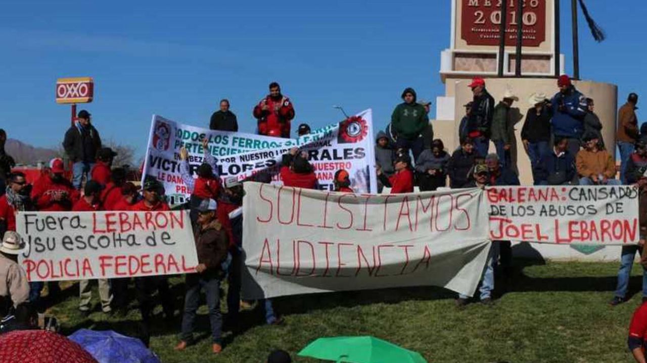 “¡Fuera LeBarón y sus escoltas!”, gritan durante gira de AMLO por Chihuahua