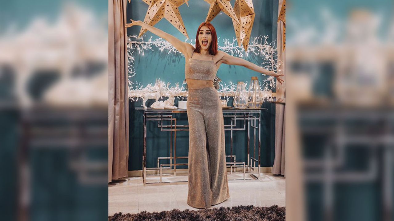 Desde el campo, María León deslumbra en elegante vestido frente al Sol