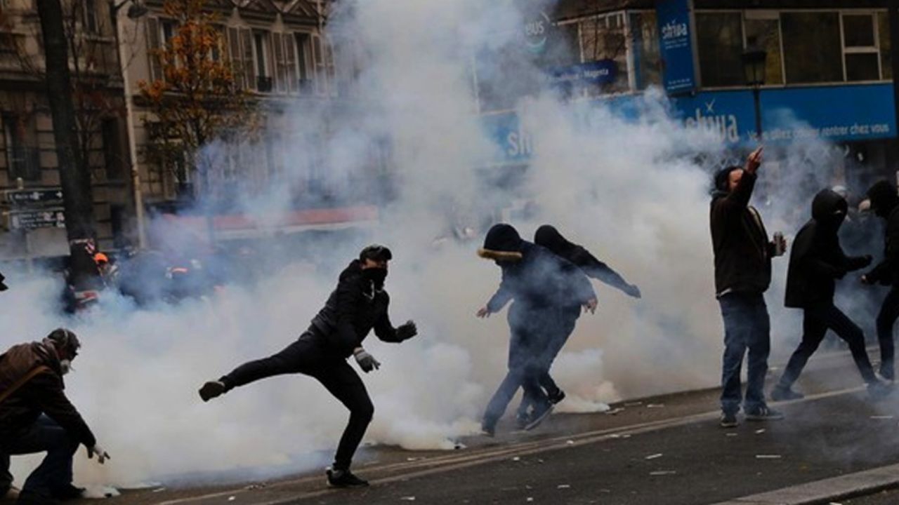 Caos en París: Protestas por la reforma de pensiones dejan grandes destrozos