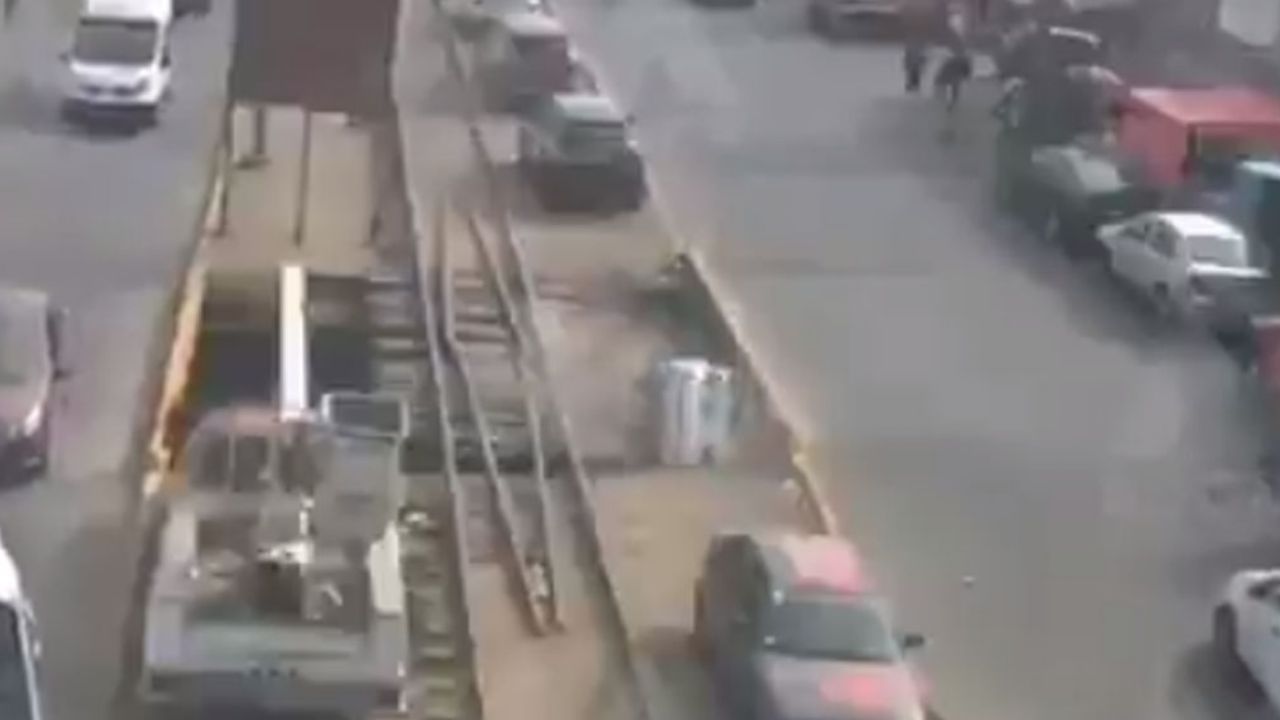 VIDEO: Cae vehículo a un canal de aguas negras en el Estado de México