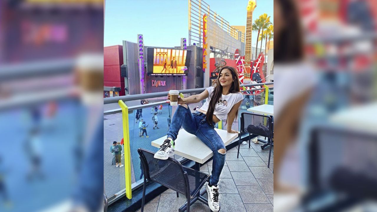 Caeli se olvida del pudor y enseña pierna al exhibirse sin pantalón