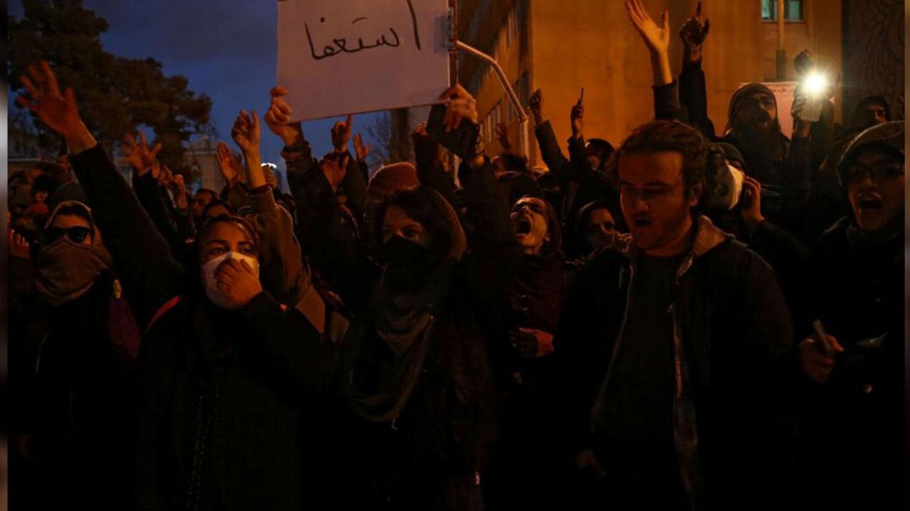 Por mentiras sobre el avión caído, se desatan protestas en Teherán