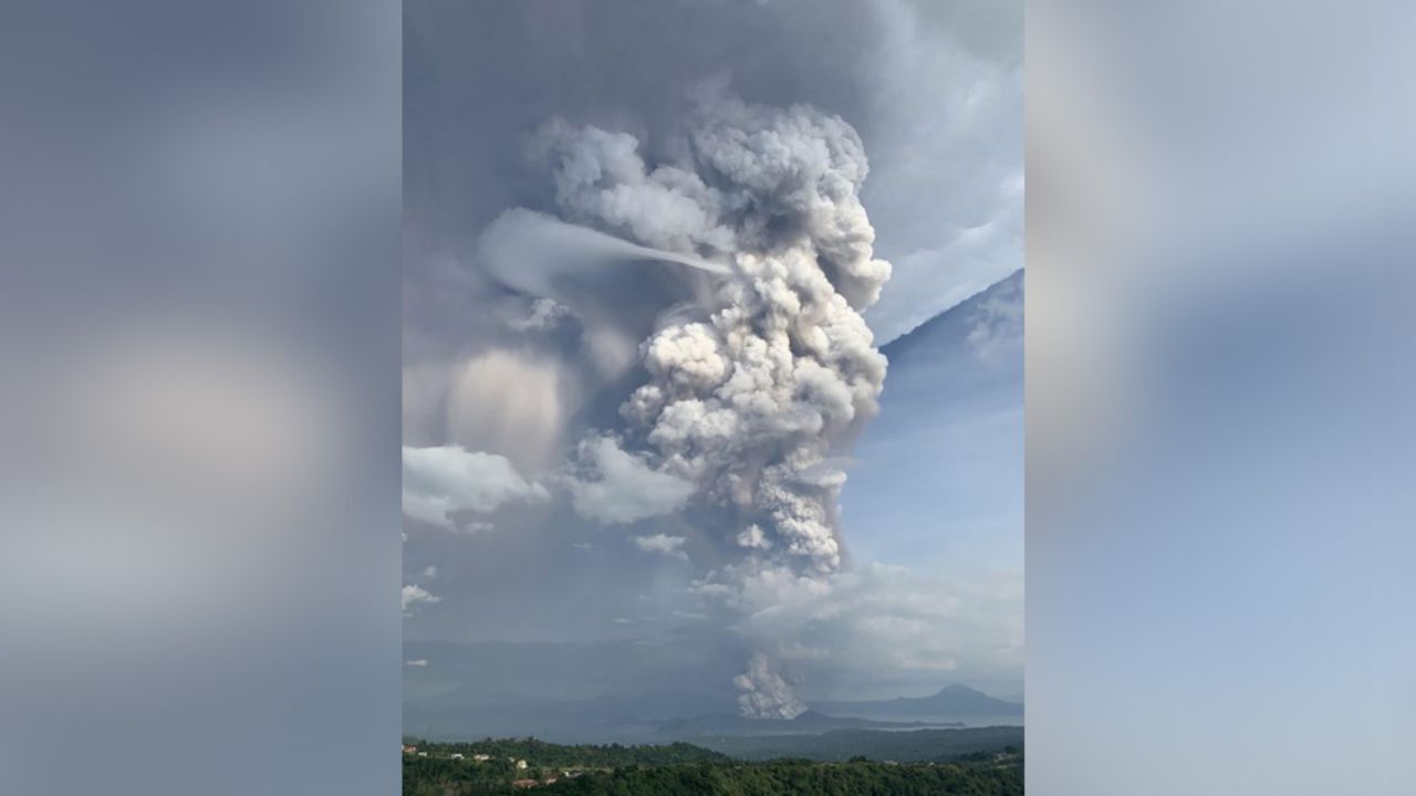 Alerta máxima: Volcán hace erupción en Filipinas; temen por tsunami volcánico