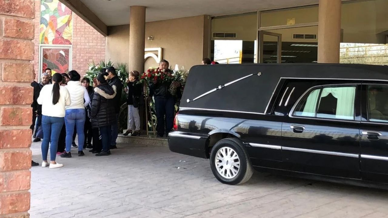 Sepultan a maestra y niño que murieron en el tiroteo del colegio de Torreón