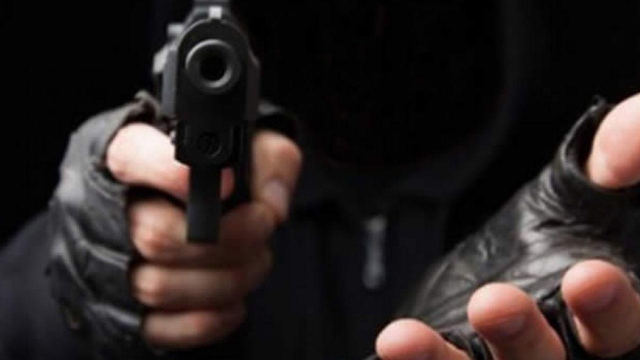 VIDEO: Ladrón de traje comienza a robar pertenencias de pasajeros en autobús