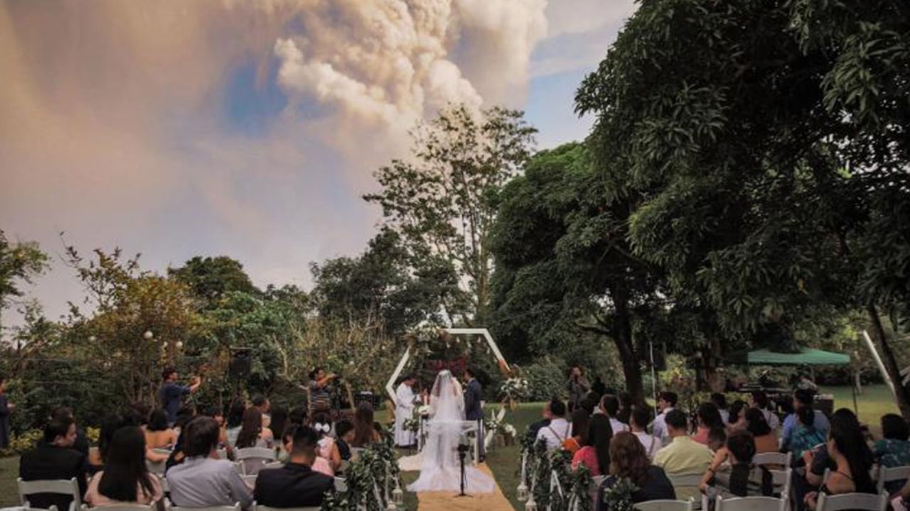 Ante el temor y adversidad, pareja se casa con erupción volcánica de fondo