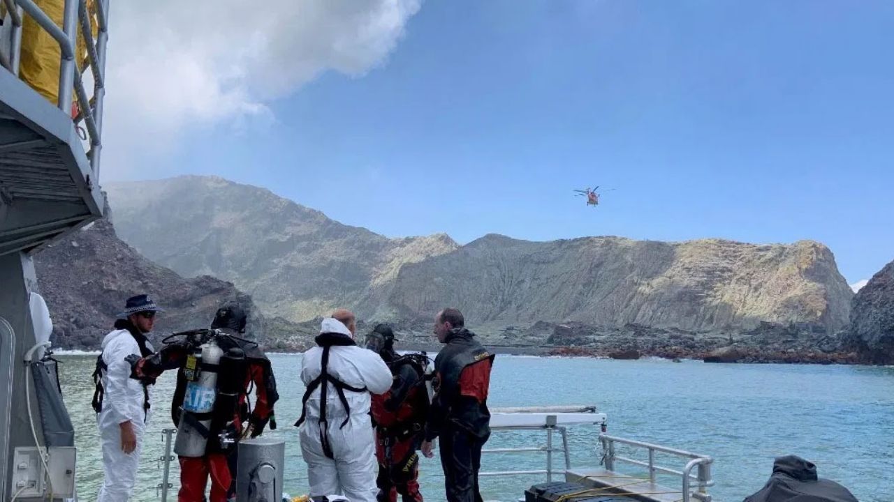 Suman 20 muertos por erupción del volcán Whakaari en Nueva Zelanda