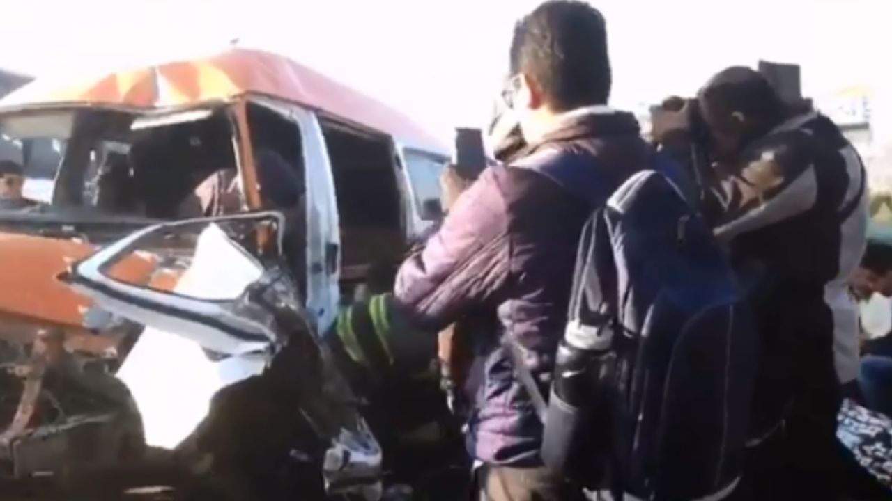VIDEO: Aparatoso choque entre combi y tráiler deja 10 heridos de gravedad