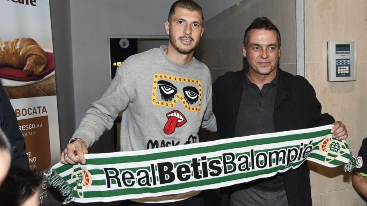 Guido Rodríguez posa con bufanda del Betis a su llegada a España