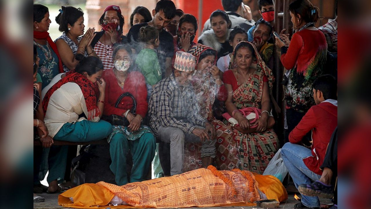 Mujer ‘muerta’ sorprende a sus seres queridos al abrir los ojos en funeral