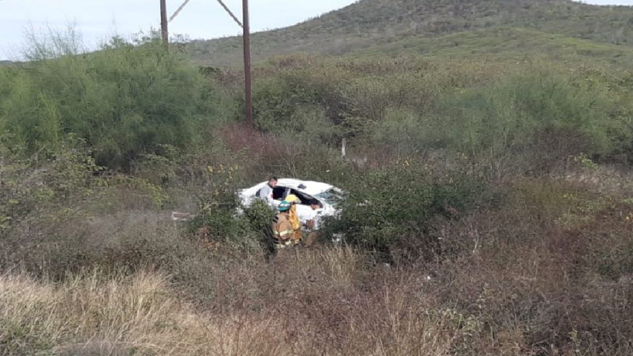 Hombre, grave tras sufrir aparatosa volcadura en carretera de Sinaloa