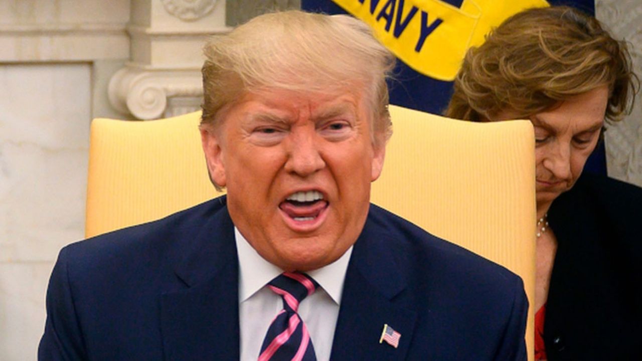 Trump edita foto de Pelosi con ropa islámica frente a la bandera iraní