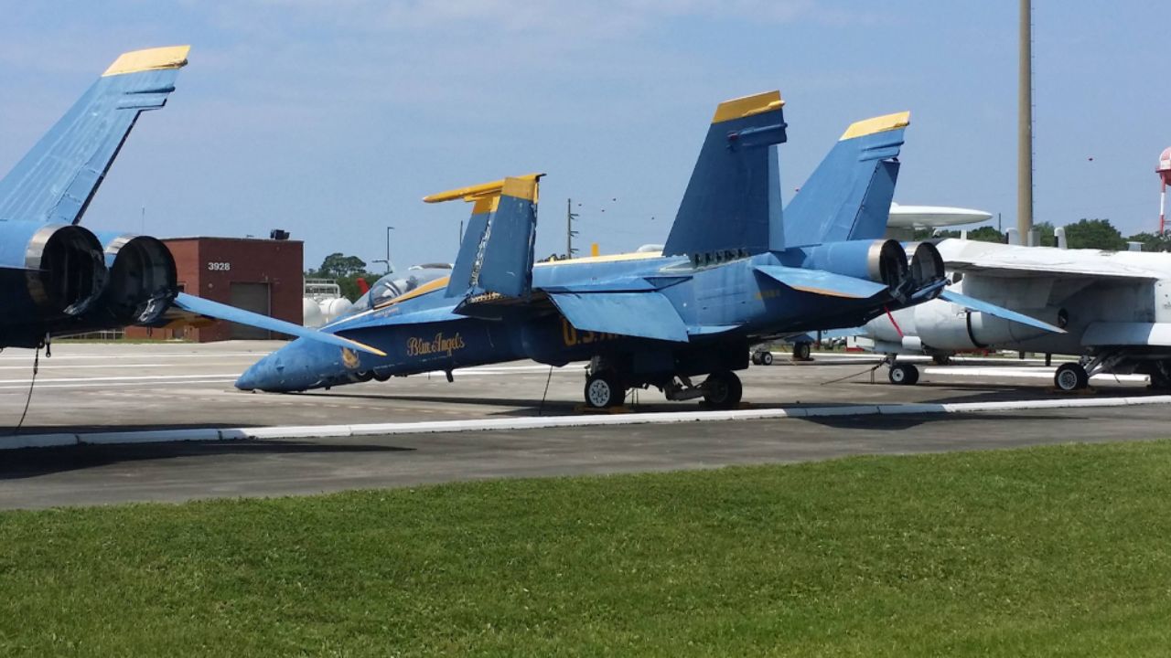 Tras ataque en Pensacola, EU expulsa a más de una docena de militares saudíes