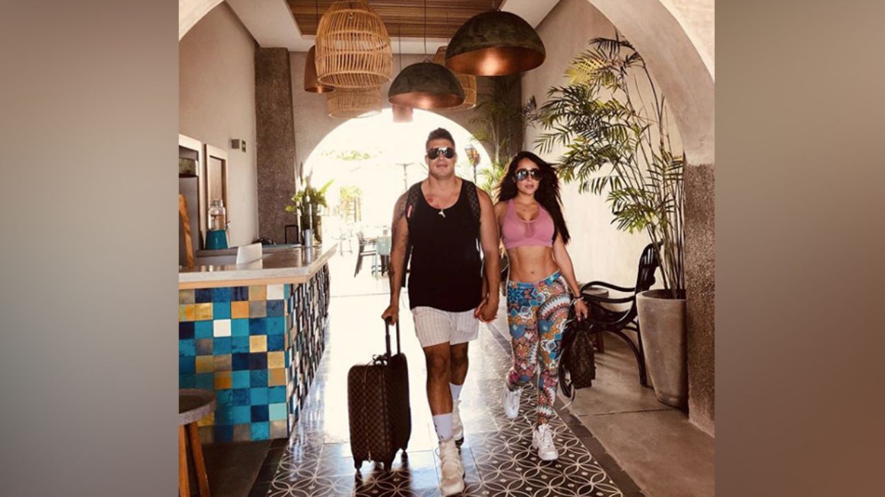 ¡Esa mano! Novio de Mane de ‘Acapulco Shore’ la toquetea en una iglesia