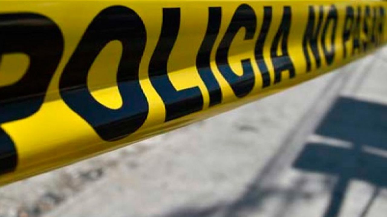 Sujeto a bordo de motocicleta acribilla a 2 hombres en el interior de un taxi