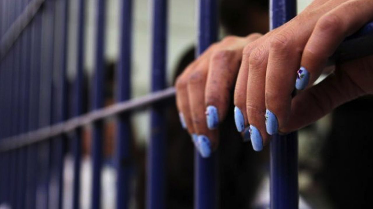 Maestra enfrenta cargos de agresión sexual por tener relaciones con alumno