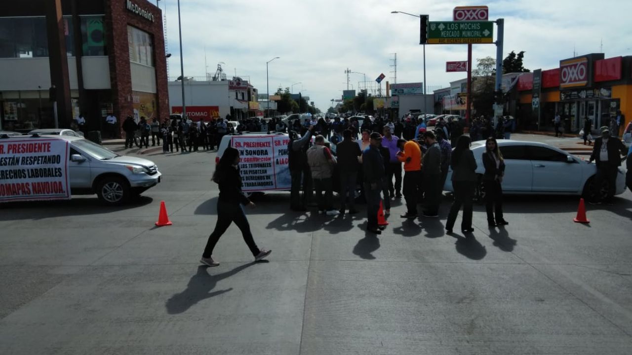 Sindicalizados de Navojoa protestan y bloquean la avenida Pesqueira