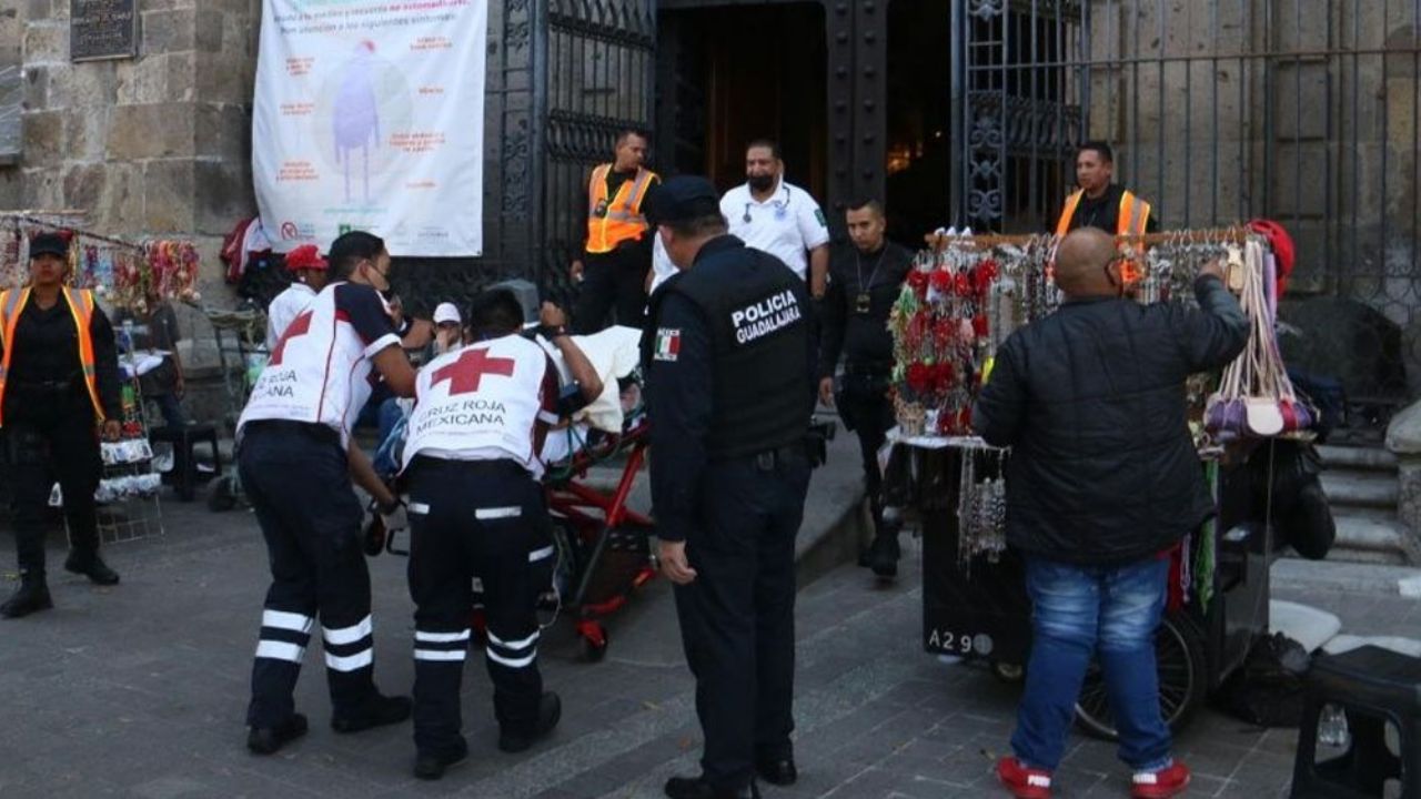 En plena catedral, hombre intentar quitarse la vida con vaso veladora