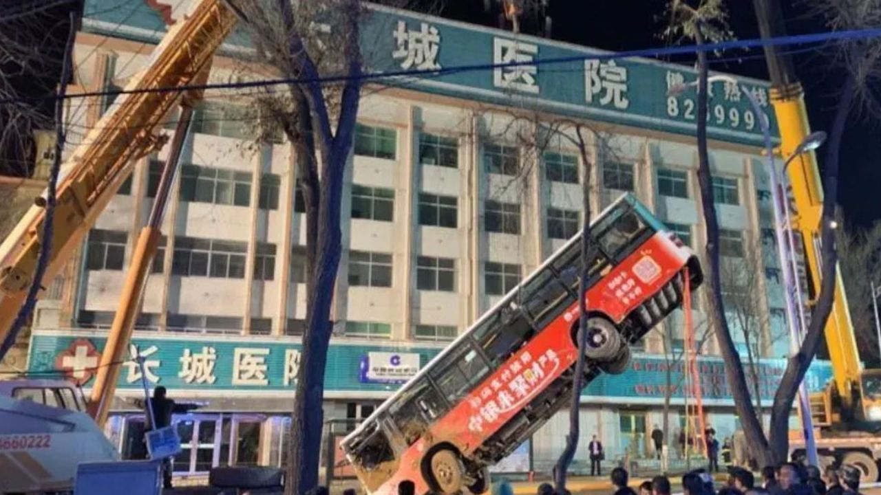 6 muertos y 16 heridos al caer autobús con pasajeros a socavón en China