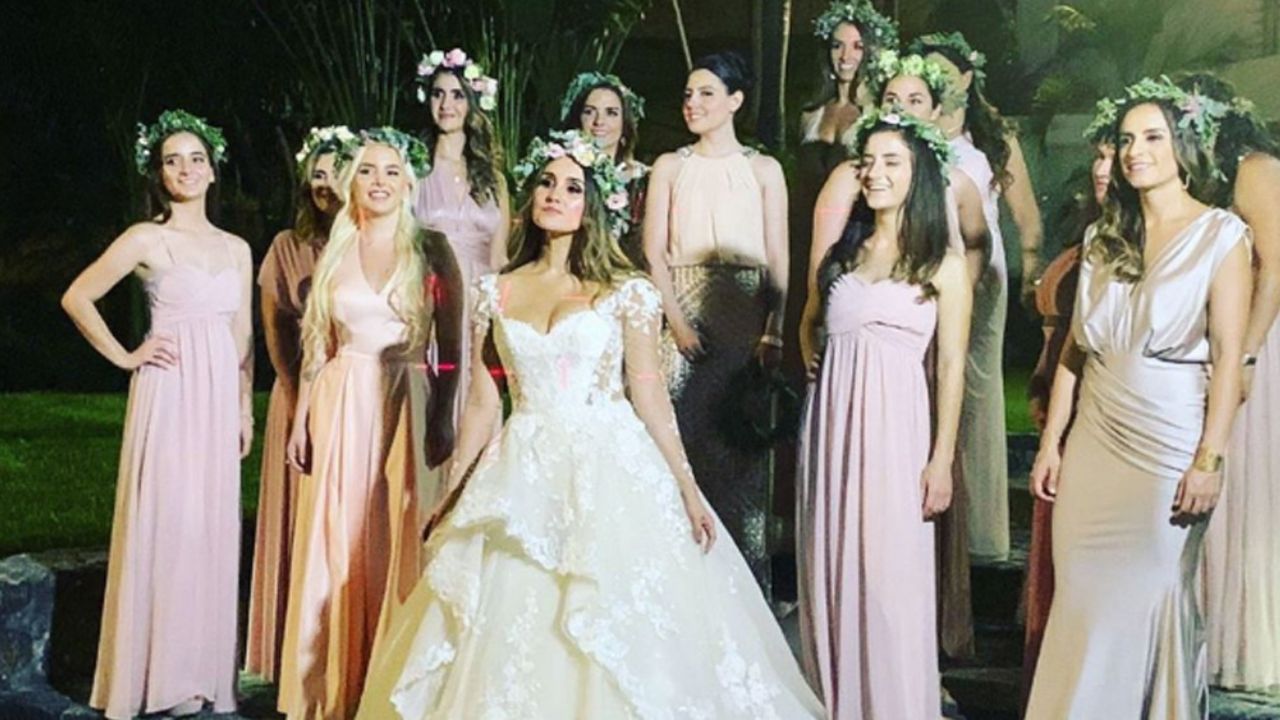 Dulce María comparte inéditas fotos del día de su boda; usó 3 vestidos diferentes