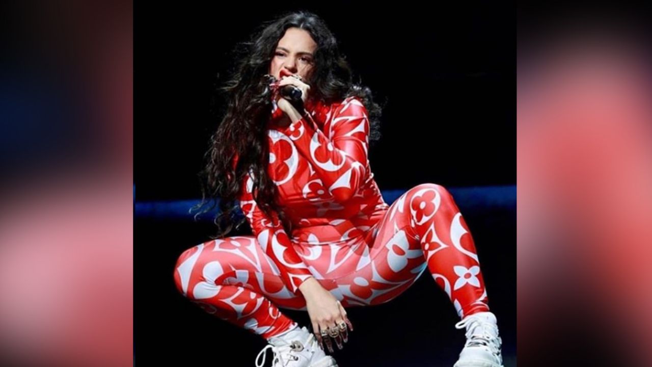 Al estilo de Miley Cyrus: Rosalía se besa con famosa cantante en concierto