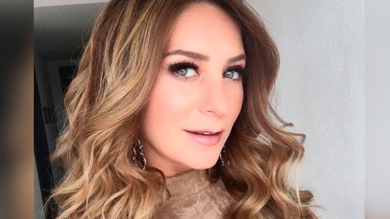 Geraldine Bazán luce sus piernas en coqueta pose para portada de revista