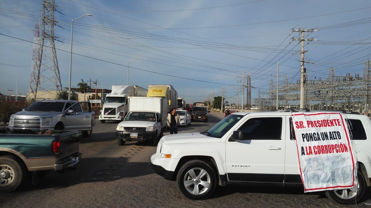 Sindicalizados de Oomapasn ahora bloquean la carretera federal