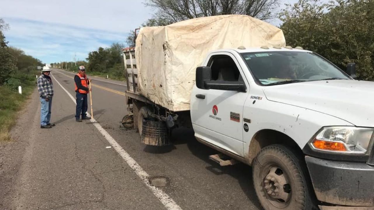 En Álamos se preparan para FAOT 2020 y rellenan baches en tramo carretero
