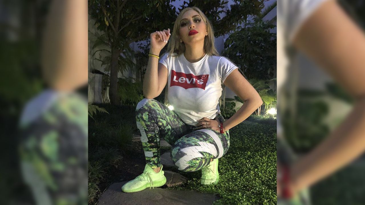 ‘La Bebeshita’ muestra su gusto por el motociclismo sobre el asfalto