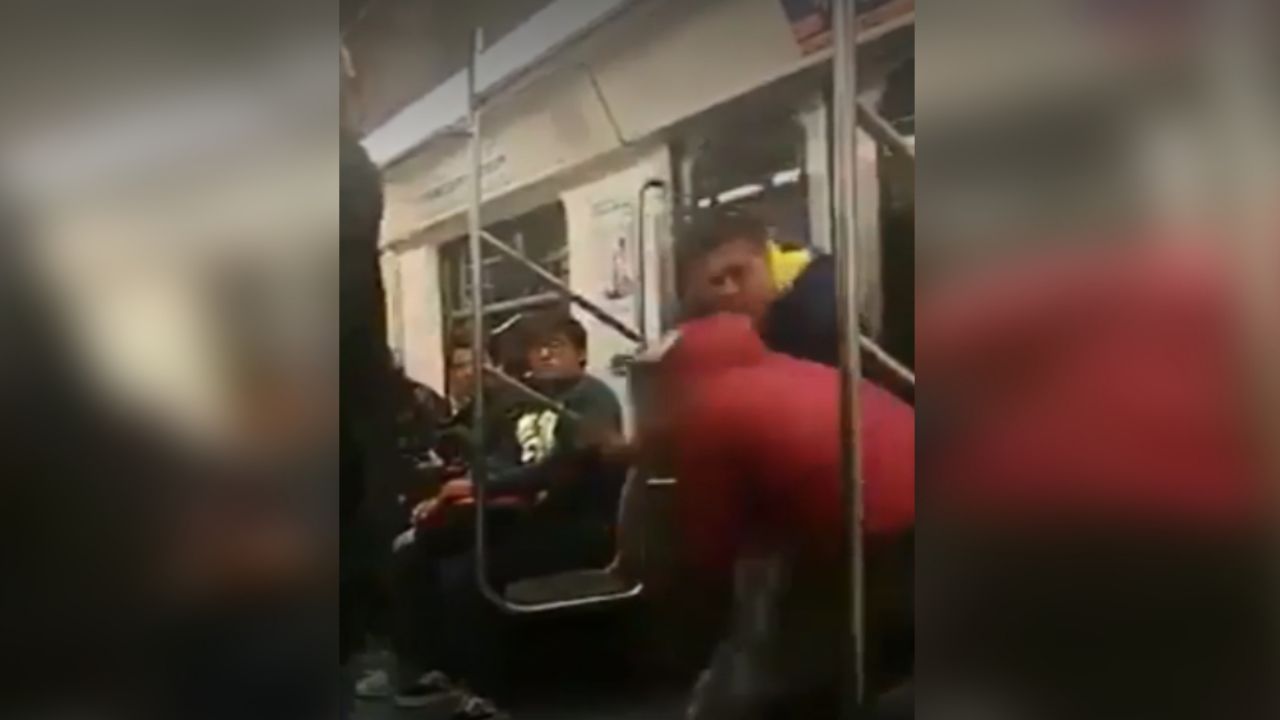 VIDEO: Sujetos protagonizan violenta pelea en vagón del Metro de la CDMX