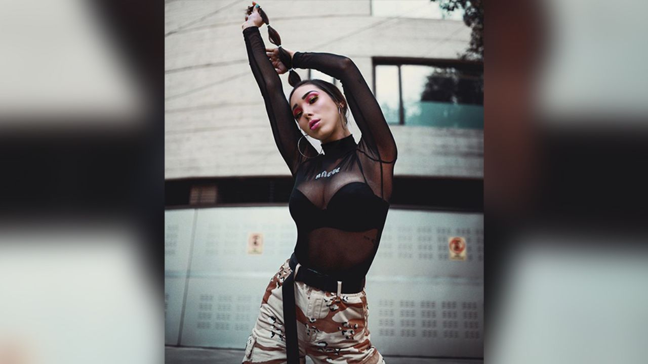 Danik Michell asolea su escultural figura en escasas prendas