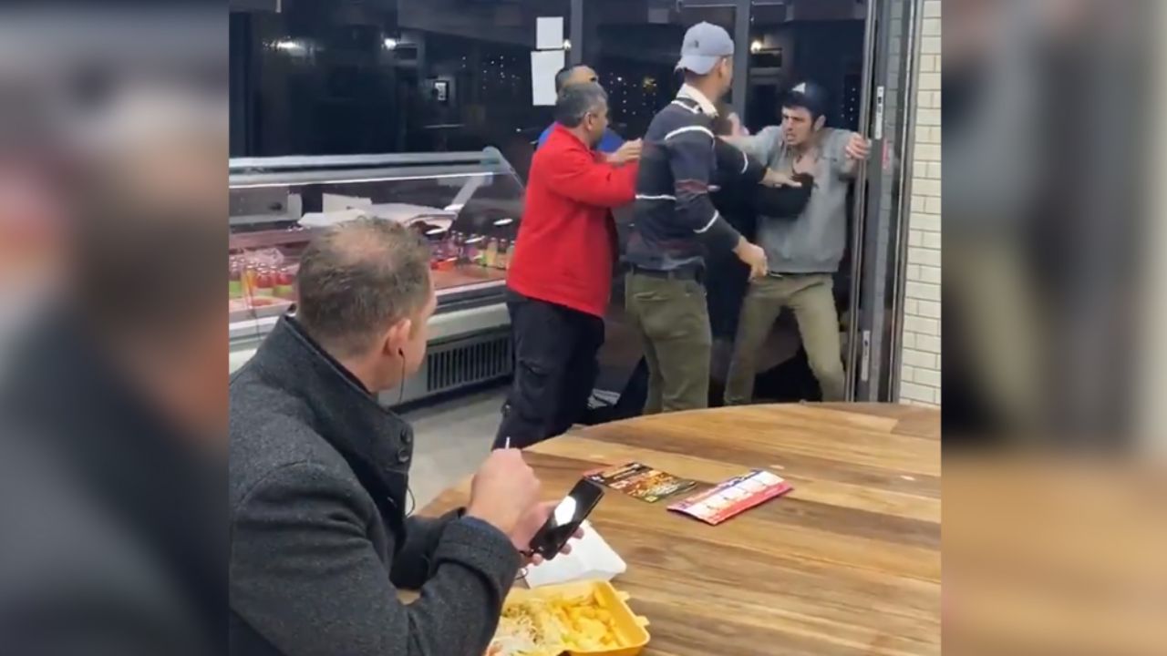 ¡Brutal pelea dentro de restaurante!, pero hombre decide terminar su comida