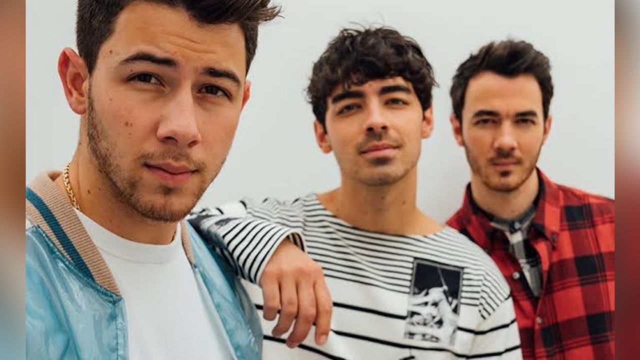 Jonas Brothers ‘rompen’ el Internet con imitación de pelea de las Kardashians