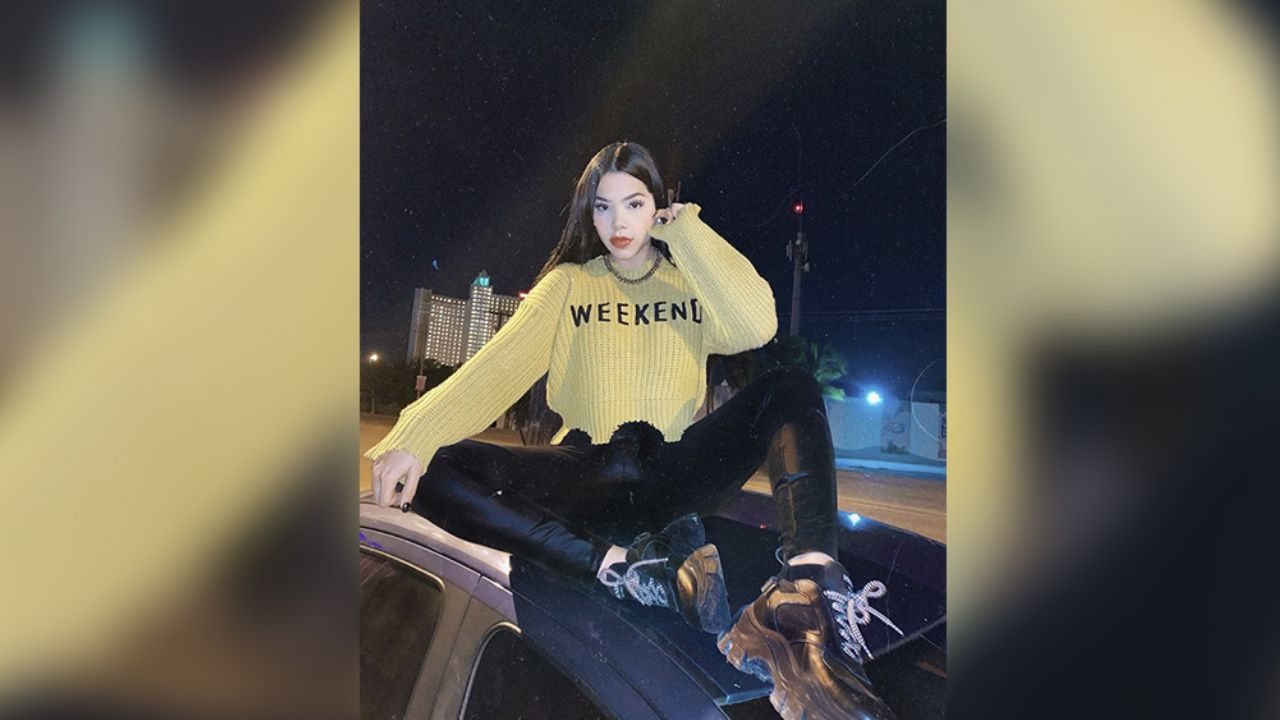 Kenia Os festeja sus 5 millones de seguidores al despojarse de prendas