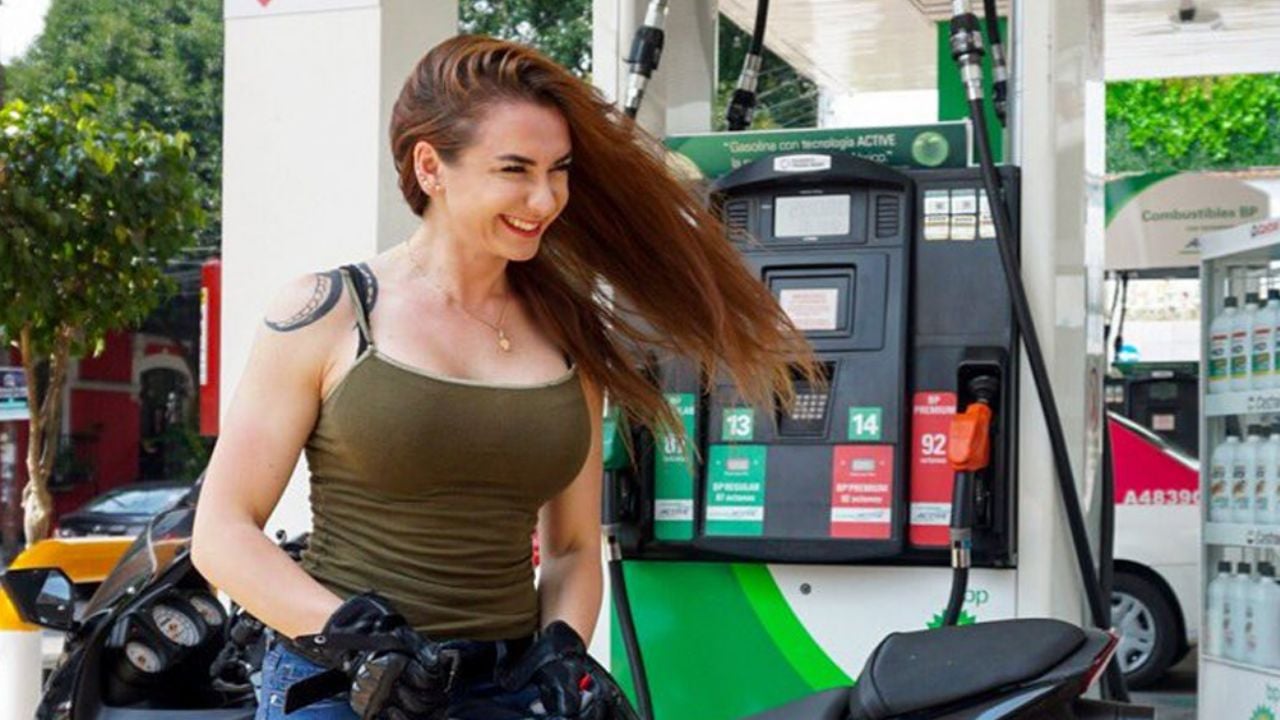 VIDEO: Ingrid Brans ‘La Reata’ se quita la ropa para realizarse elaborado tatuaje