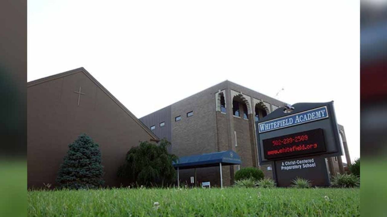 Estudiante es expulsada de escuela tras aparecer con suéter de arcoíris en foto