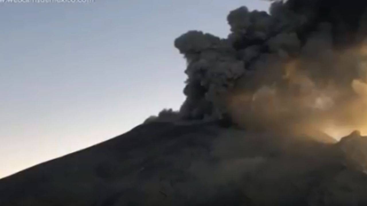VIDEO: El Popocatépetl registra fuerte exhalación con contenido de ceniza