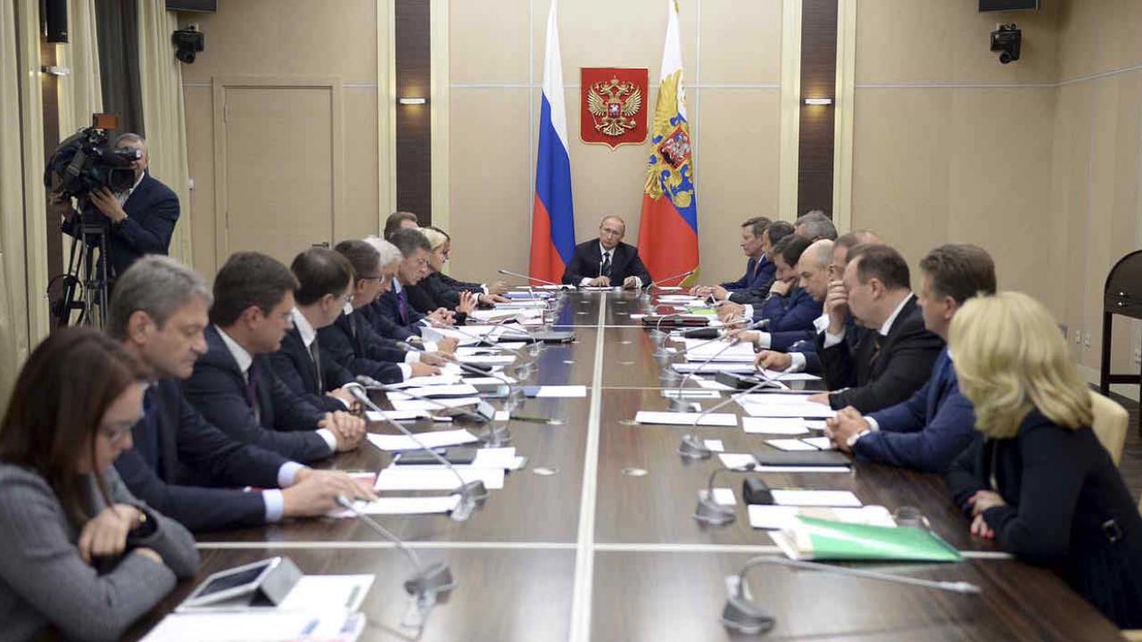 Vladimir Putin, sin gabinete: Renuncian funcionarios del Gobierno ruso