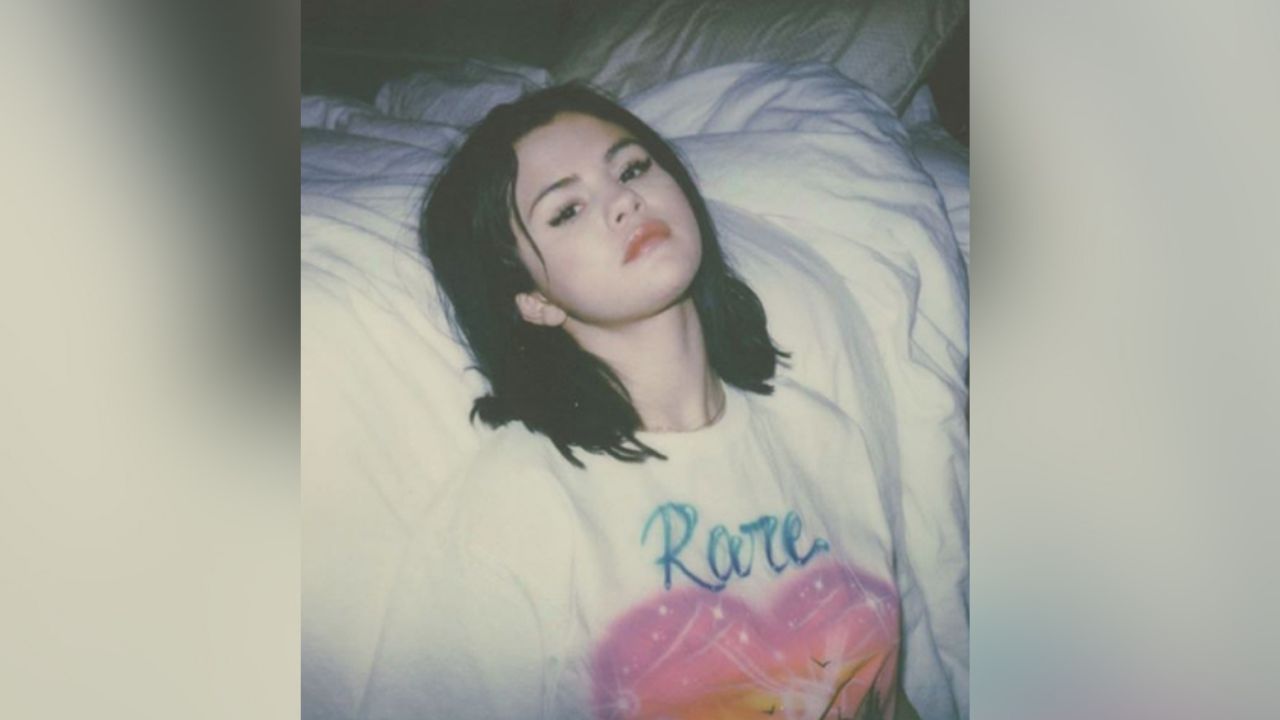 Selena Gomez comparte fotos inéditas de su infancia en gran mural